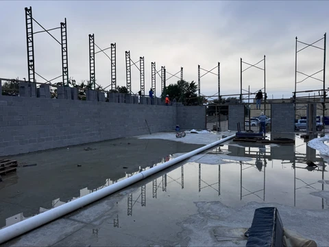 Poured slab and structural steel frame on a DFW commercial construction site